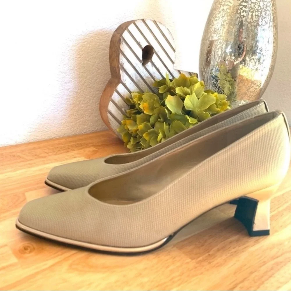 Stuart Weitzman Tan Champagne Gold Classy Cordine Toe Heels Pumps Size 6.5